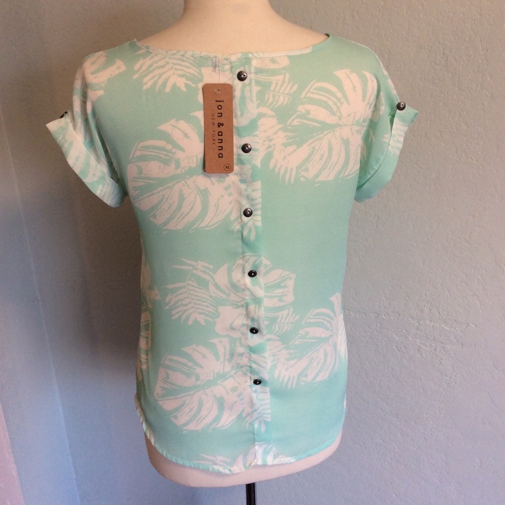 JON & ANNA Hawaiian print blouse Women’s Size M